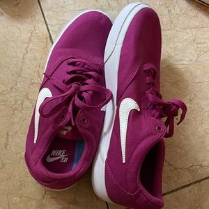 Nike SB Skateboard Tennies in Fuchsia